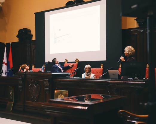 Un momento dell'intervento di Elena Cattaneo. Al centro il Rettore Francesco Mola