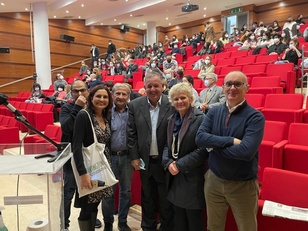Monserrato (Ca). La professoressa Cattaneo con un gruppo di famigliari dell'Associazione Cagliari-Huntington onlus. Da sinistra, Marco Onnis, Alessia Zurru, Ignazio Berri, Giorgio Matta e Giovanni BoscuCattaneoHuntingtonNov21.jpg