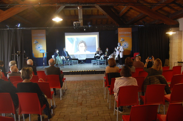 Un momento dell'incontro: al centro, nel video, Annalisa Bonfiglio in collegamento da remoto