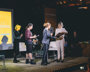 La consegna del Premio a Francesca Dordei (Foto Cam&ugrave;)