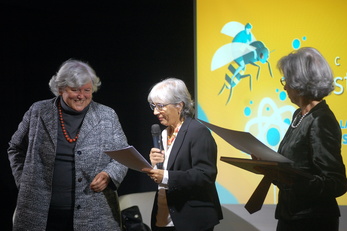 Maria Del Zompo con Maria Becchere e Carla Romagnino, Presidente e Past President dell'Associazione ScienzaSociet&agrave;Scienza che organizza il Festival