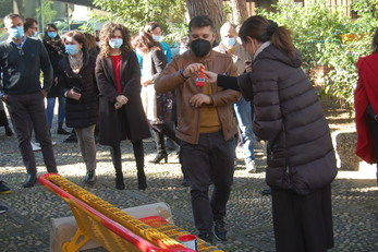 Il passaggio del pennello dalla prof.ssa Fiorino ad uno studente
