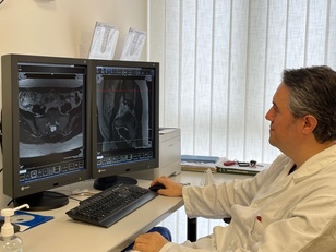 Monserrato. Un'altra immagine del professor Saba impegnato nella  diagnosi di un caso clinico