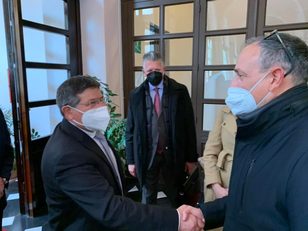La stretta di mano tra il Rettore Mola e il console onorario dell'Ucraina Anthony Grande
