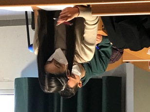 Una studentessa impegnata nelle prove