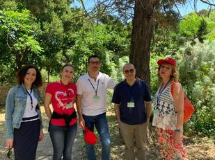 Silvia Carta, Giovanna Boeddu, Gino Demurtas, Francesco Ortu e Sofia Cirina, una parte dello staff di UniCa per Monumenti Aperti nel giardino della Facolt&agrave; di Economia