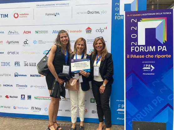 Chiara Degortes, Alessandra Orr&ugrave; e Daniela Zedda con la targa consegnata al ForumPA 2022 per il nostro Ateneo