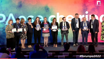 Il gruppo dei premiati sul palco di ForumPA