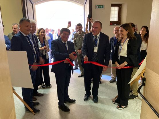 Cagliari. Francesco Mola e Giancarlo Gambardella, assistiti da Donatella Rita Fiorino e Pasqualino Iannotti, impegnati nel taglio inaugurale della mostra nella sala della Scherma