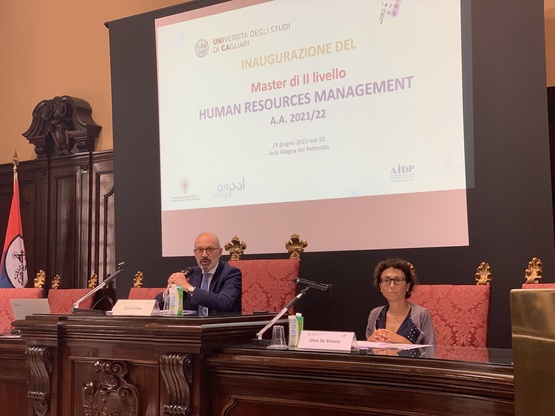 Il prorettore vicario Gianni Fenu e la professoressa Silvia De Simone nell'aula magna del rettorato