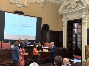 Alcune studentesse ricevono da Giorgio Sangiorgi l'attestato di partecipazione