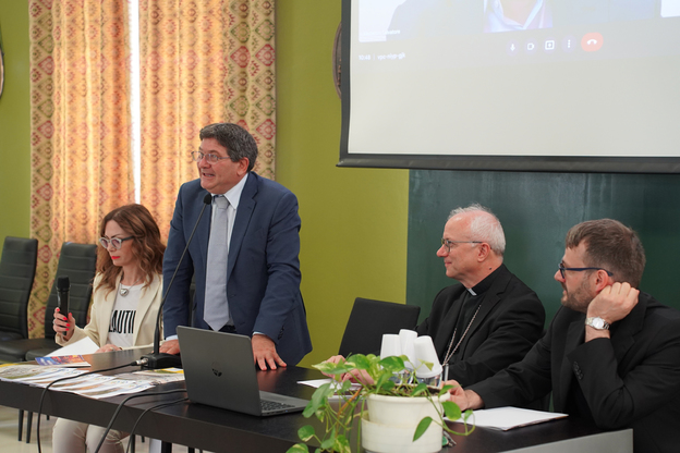 Il Rettore durante la conferenza stampa di questa mattina. Intorno a lui, Maria Luisa Secchi (ufficio stampa Diocesi), l'arcivescovo Giuseppe Baturi e il direttore della struttura Emanuele Meconcelli