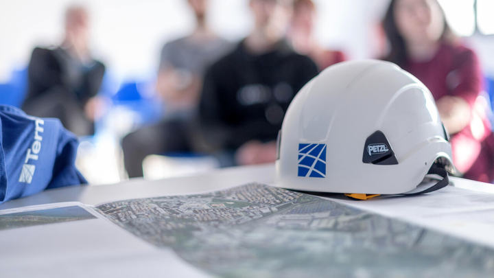 Casco da lavoro con il logo di Terna