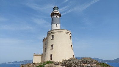 Un'immagine suggestiva del faro che domina l'Area marina protetta