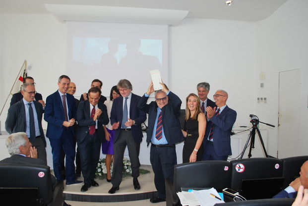 Gioiosa foto del professor Ciarlo con il gruppo dei giuristi che ha preso parte agli Scritti