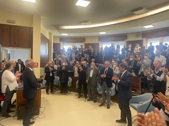 Cagliari. La platea applaude Gavino Faa, a sinistra, di fronte al rettore, Francesco Mola