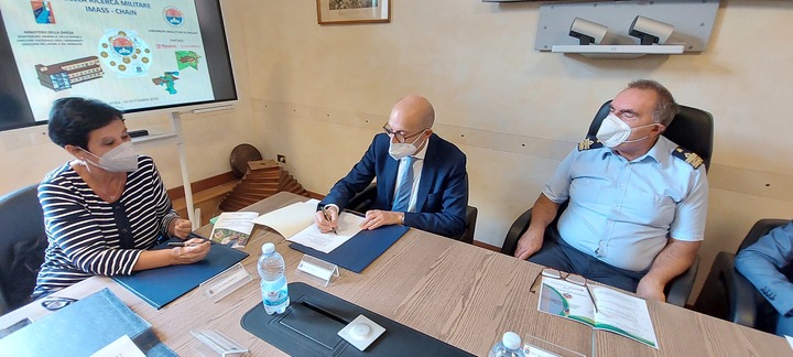 Il prorettore vicario Gianni Fenu mentre firma il protocollo
