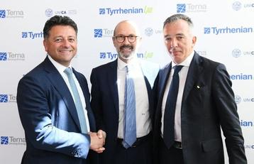 Cagliari. La stretta di mano tra Terna e UniCa: da sinistra, Francesco Del Pizzo, Gianni Fenu, prorettore vicario,  e Fabrizio Pilo