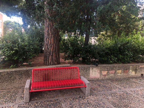 La "panchina rossa" situata nel campus di via Marenco, facolt&agrave; di Ingegneria e architettura