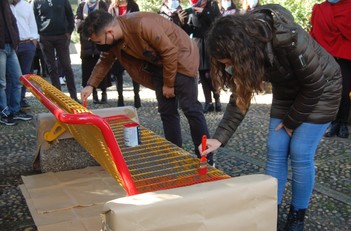 Un momento dello scorso anno, quando la panchina venne dipinta