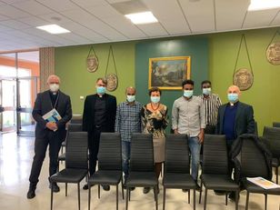 Caritas, Arcivescovado e Universit&agrave; un'intesa di civilt&agrave; cristiana. Con monsignor Baturi e don Marco Lai, il primo a sinistra e a destra, la professoressa Carucci e alcuni degli studenti e degli operatori di Unicore