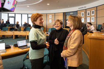 La prorettrice all'Internazionalizzazione Alessandra Carucci (a sinistra) parla con Eva Camacho (al centro), sua omologa all'universit&agrave; Jaume I e con Eva Alc&oacute;n (a destra), rettrice della Jaume I