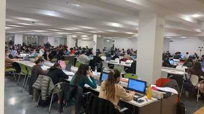 Studenti in biblioteca