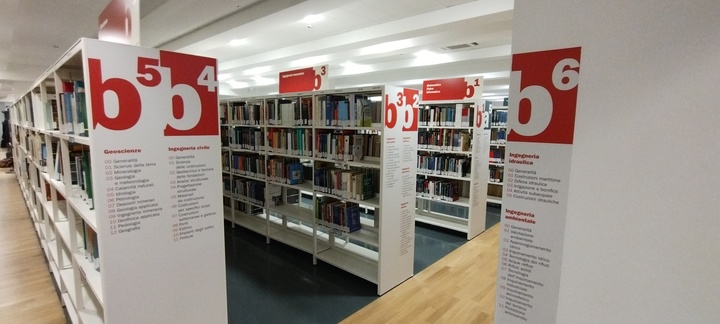 Libri  in una biblioteca