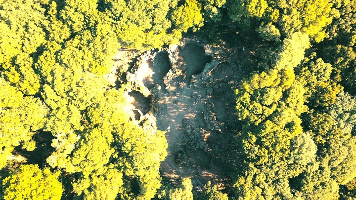 Fig. 1. L&rsquo;isolato settentrionale del villaggio di Bruncu &lsquo;e s&rsquo;Omu ripreso dall&rsquo;alto (foto Marco Cabras)