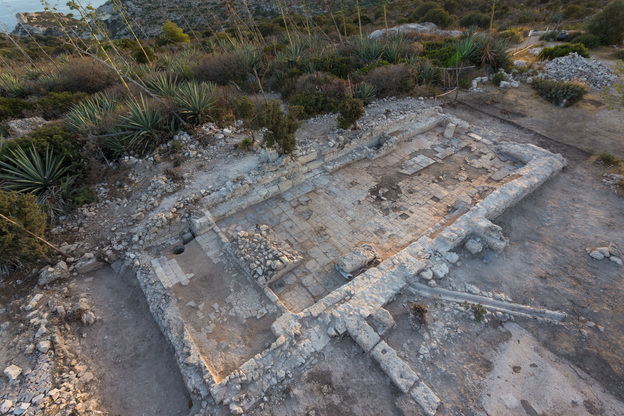 Fig. 1 - La chiesa di Sant&rsquo;Elia al Monte e in primo piano il mosaico tardo repubblicano (Foto: Fabio Nieddu)