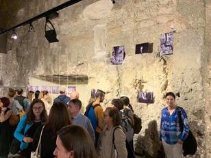 Un'immagine dell'inaugurazione della mostra fotografica realizzata dagli studenti