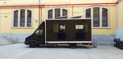 La redazione mobile. IL bus attrezzato per le trasmissioni in diretta &egrave; stato fondamentale in piazza Garibaldi per la Notte dei ricercatori 2019