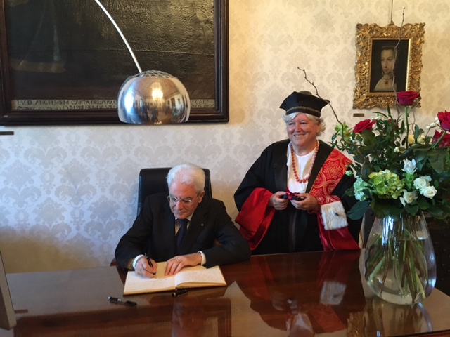 La firma nel registro delgli ospiti dell'Ateneo