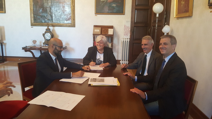 La firma dell'atto costitutivo della Fondazione ARIA