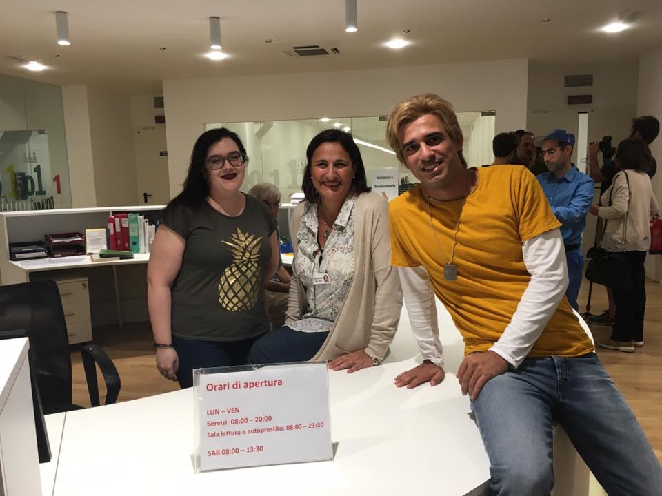 Jacopo Cullin con le bibliotecarie Elisa Moro e Alessandra Meleddu