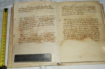 Nelle immagini alcune delle antiche carte e pergamene analizzate dai fisici dell'Universit&agrave; di Cagliari; qui a lato: pagine della Carta de Logu