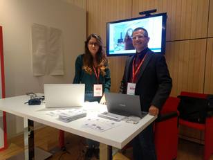 Giulia Orr&ugrave;, dottoranda in Ingegneria elettronica ed Informatica, con Gian Luca Marcialis allo stand della Divisione Biometria del PRALab al FestivalFuturo di Altroconsumo