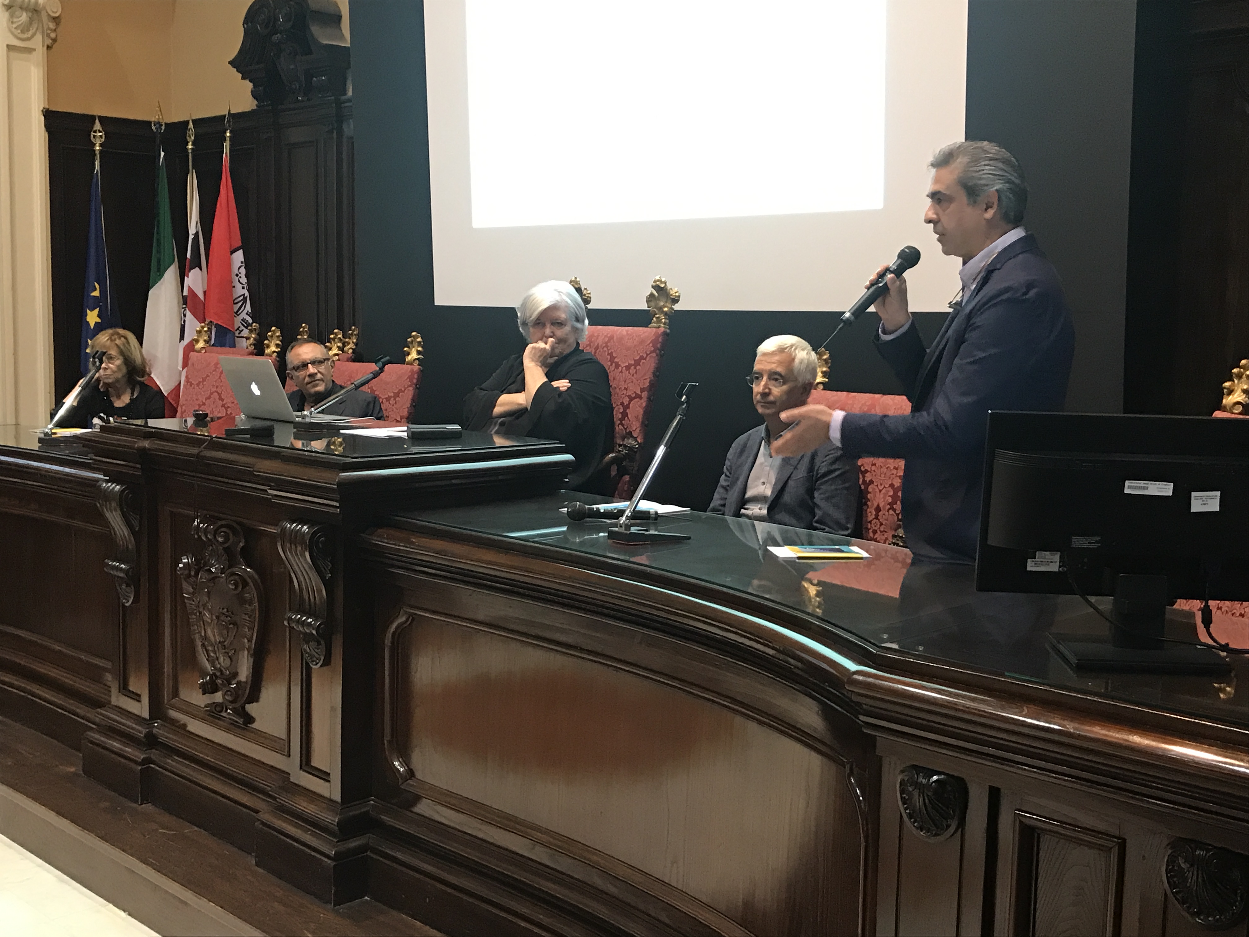 da sinistra: Carla Romagnino (presidente ass. ScienzaSociet&agrave;Scienza), l'Assessore comunale Paolo Frau, il Rettore Del Zompo, l'Assessore Paci. In piedi, al microfono, Enrico Murgia, capo di gabinetto dell'Assessorato regionale alla Cultura