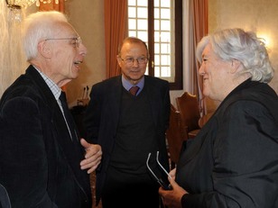 Giorgio Macciotta (a sinistra) con Maria Del Zompo, Rettore dell'Universit&agrave; di Cagliari. Al centro, il professor Francesco Atzeni
