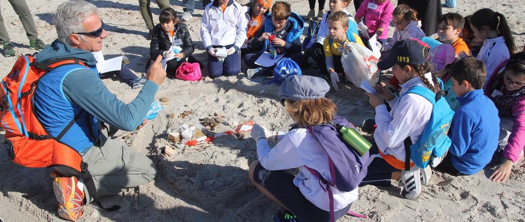 Il prof. Demuro spiega la conformazione della spiaggia