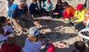 I bambini ascoltano la spiegazione del prof. Demuro