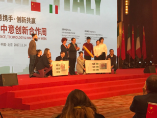 La consegna della Carta geologica della superficie lunare al Ministro italiano dell&rsquo;Istruzione, Universit&agrave; e della Ricerca, Valeria Fedeli e al Ministro cinese della Scienza e Tecnologia, Wan Gang da parte degli studenti italiani e cinesi