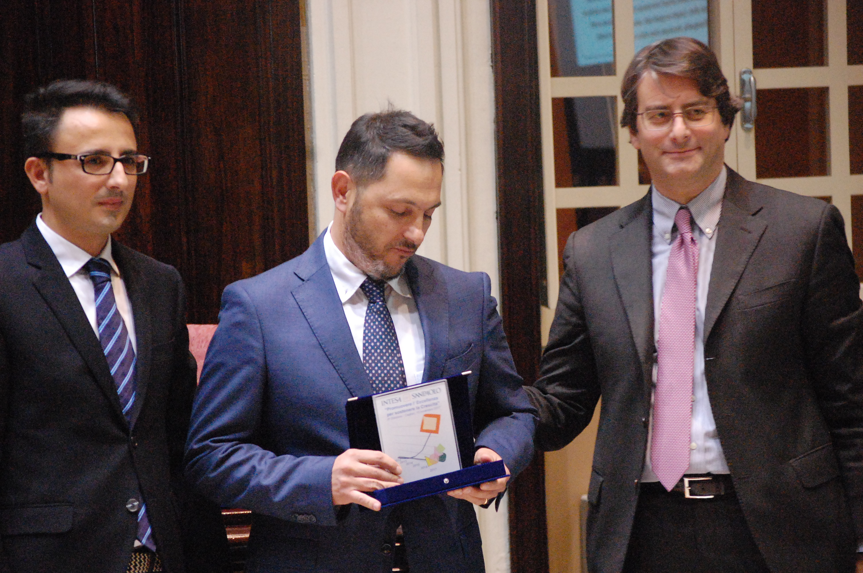 Stefano Barrese, responsabile Divisione Banca dei Territori di Intesa San Paolo, premia Nurjana Tech