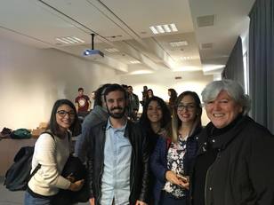 Foto di gruppo del Rettore con alcuni studenti nelle aule del Blocco A della Cittadella di Monserrato