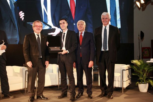 Premio Innovazione Leonardo, la premiazione. Da sinistra Roberto Maroni (presidente Regione Lombardia), il dottor Gionathan Desogus, il Presidente di Leonardo Gianni De Gennaro, l'ad di Leonardo Alessandro Profumo