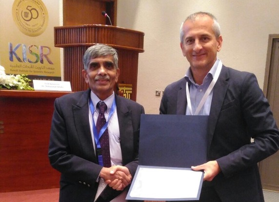 Il prof. Narayana Bhat consegna al prof. Bacchetta una targa per il lavoro della Banca del Germoplasma della Sardegna