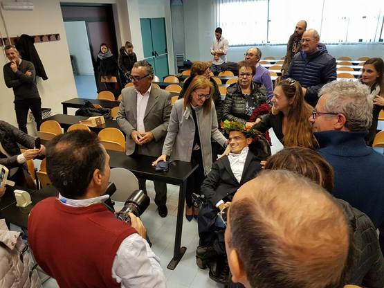 Il dottor Cristian Martis dopo la discussione festeggiato da parenti e amici