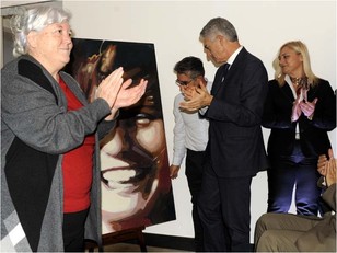 La consegna del quadro con il ritratto di Emanuela Loi