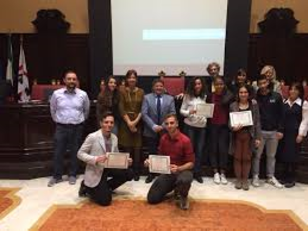 I vincitori dell'edizione 2016. Sorrisi, pergamene e selfie in aula magna con il rettore Maria Del Zompo, i pro rettori Francesco Mola e Micaela Morelli, la Commissione del concorso