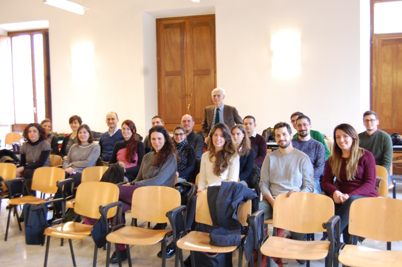 Foto di gruppo degli iscritti al Master con il direttore Antonello Sanna